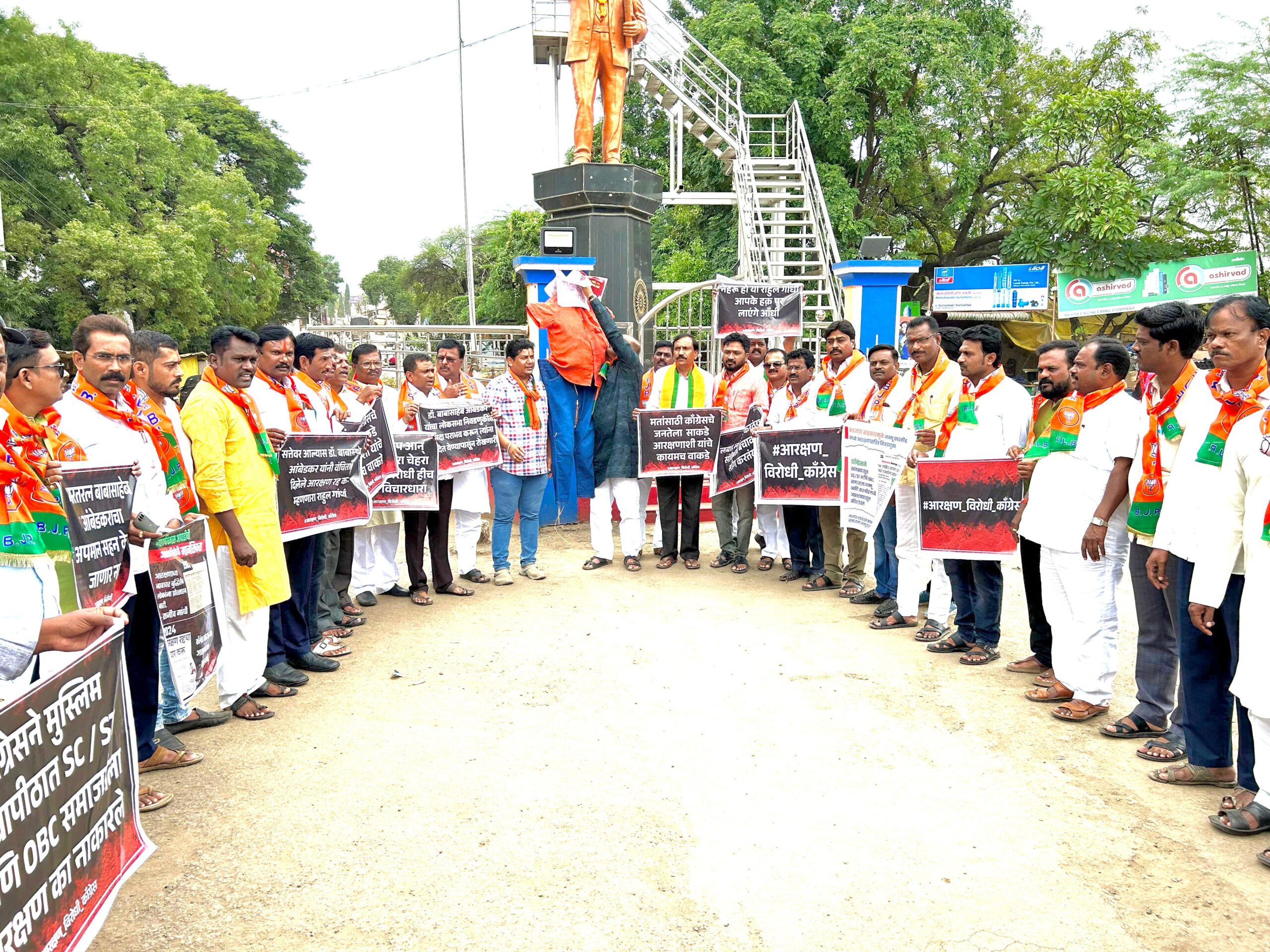 राहुल गांधी यांच्या प्रतिकात्मक पुतळ्याला भाजपा ने मारले जोडे धाराशिव येथे केले आंदोलन