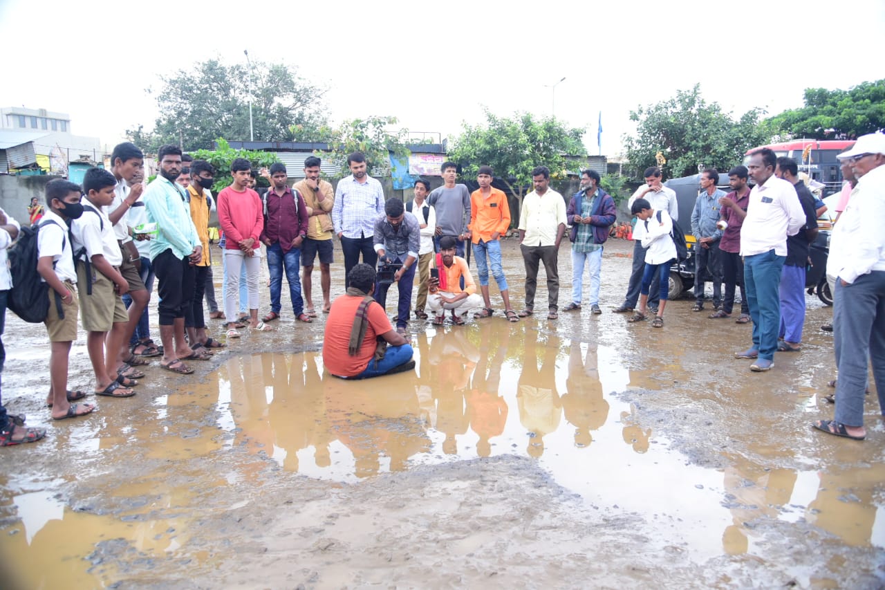 जनता चिखलात पडायची वेळ आली तरी खड्ड्याकडे कोणी लक्ष देईना -तुळजापूर अपक्ष उमेदवार आण्णासाहेब दराडे