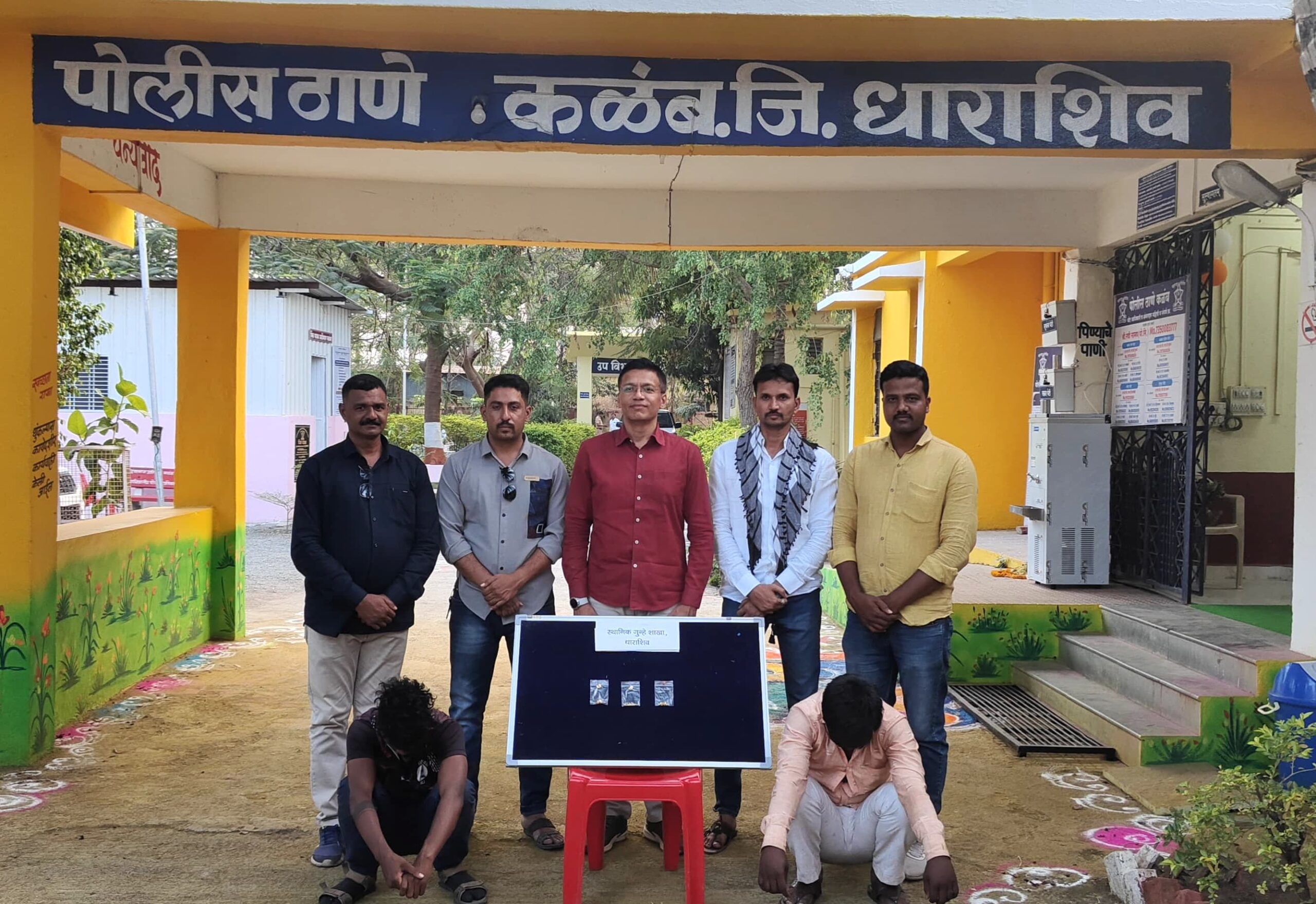 लुटीच्या मालासह दोन आरोपी स्थानिक गुन्हे शाखेच्या ताब्यात