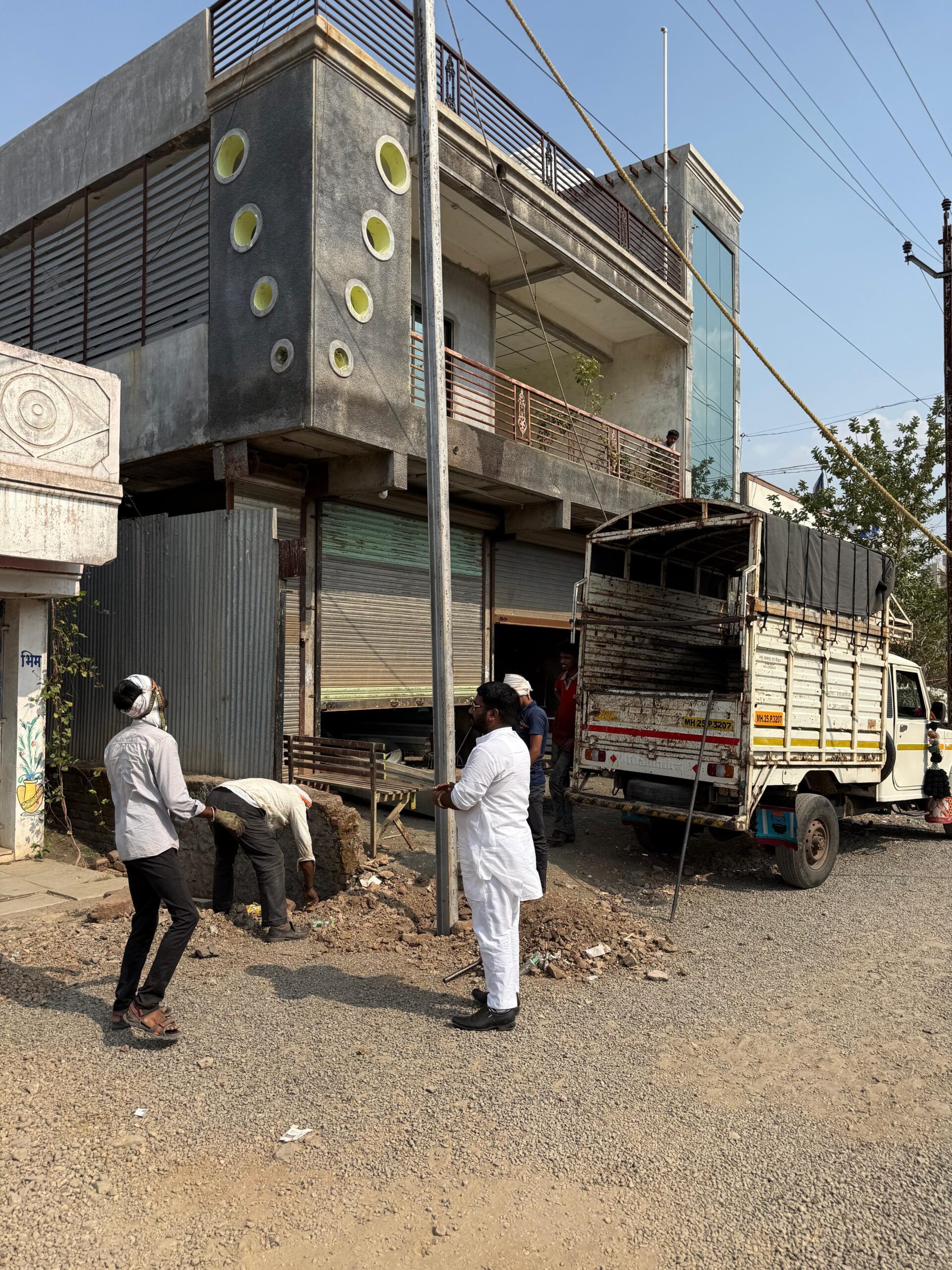 अष्टविनायक चौक ते बाबर चौक दरम्यानचे रस्त्यातील पोल हटविलेशिवसेना शहर संघटक प्रशांत साळुंके यांच्या पाठपुराव्याला यश