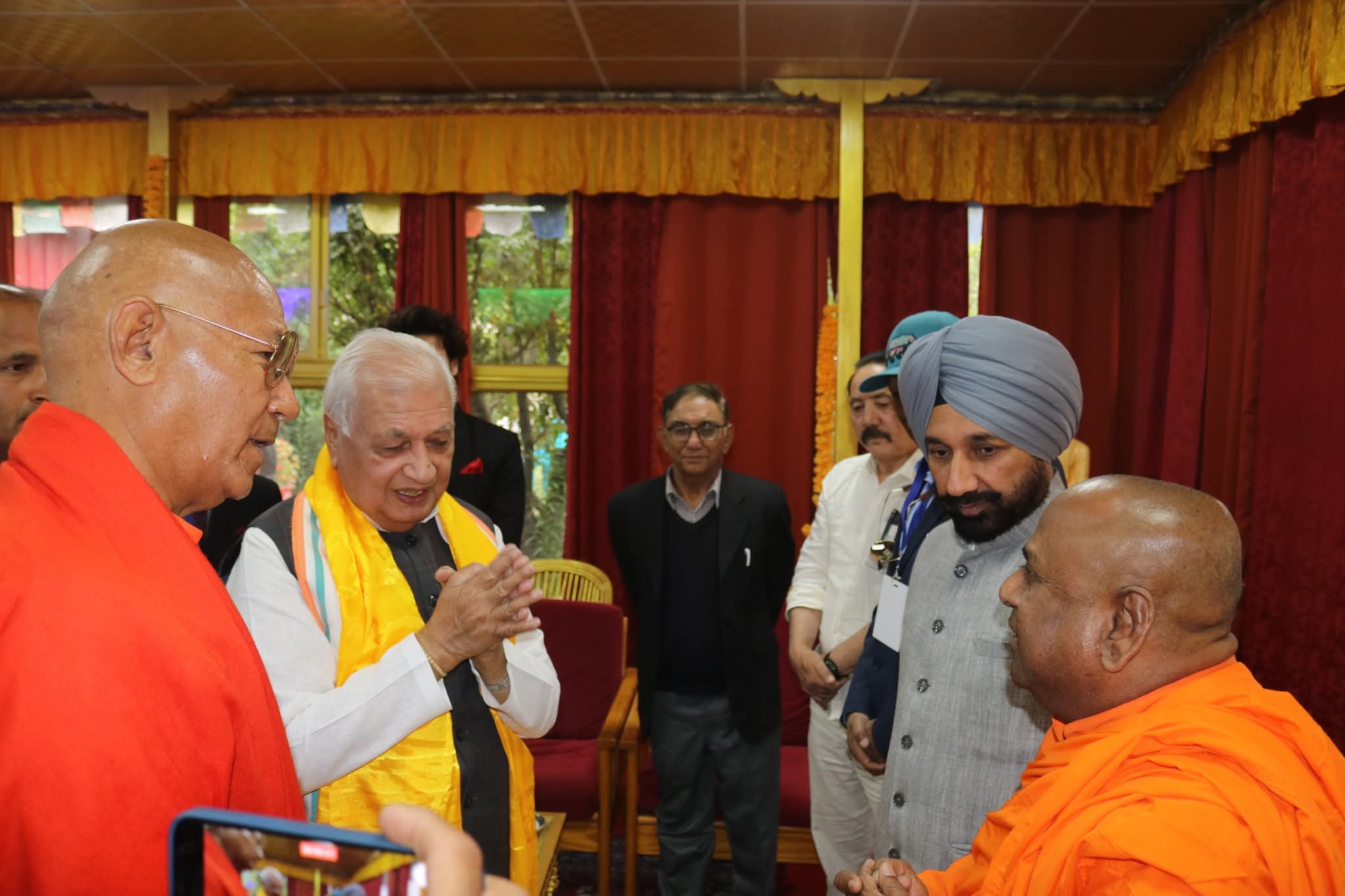 लेह-लडाखमध्ये जागतिक योग दिनानिमित्त भव्य कार्यक्रम — बिहारचे राज्यपाल आणि बौद्ध धर्मगुरू यांची महाबोधी मंदिरासंदर्भात चर्चा