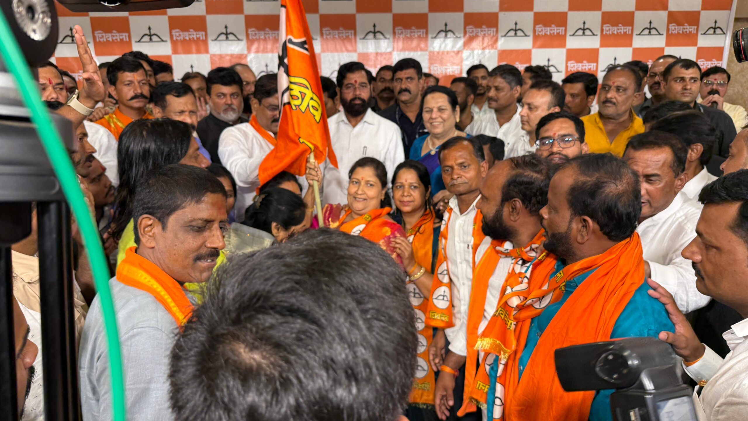 तुळजापूरात भाजपला खिंडार; मीनाताई सोमाजींसह असंख्य महिला कार्यकर्त्यांचा शिवसेनेत प्रवेश