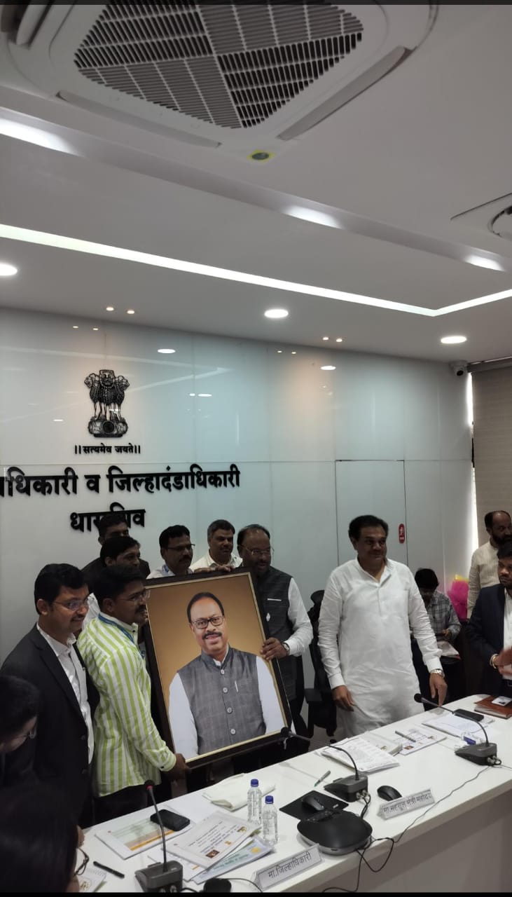 महसूल कर्मचाऱ्यांच्या मागण्यांकडे सहानुभूतीने लक्ष द्या – महसूल मंत्री बावनकुळे यांना धाराशिवमध्ये निवेदन