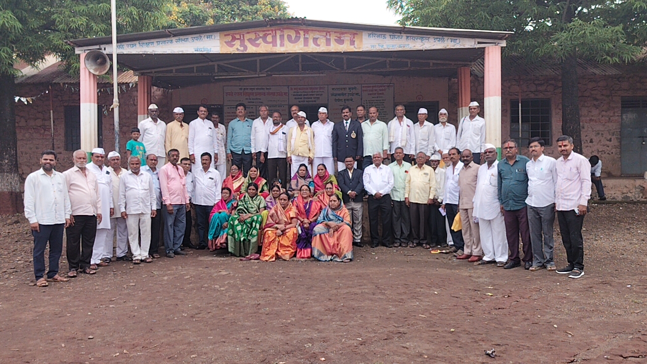 शिक्षण व्यवस्था टिकविण्यासाठी शिक्षकांनी स्वतःला झोकून अध्यापन करण्याची गरज – टिकले उपळा येथे ४८ वर्षानंतर भरली माजी विद्यार्थ्यांची शाळा