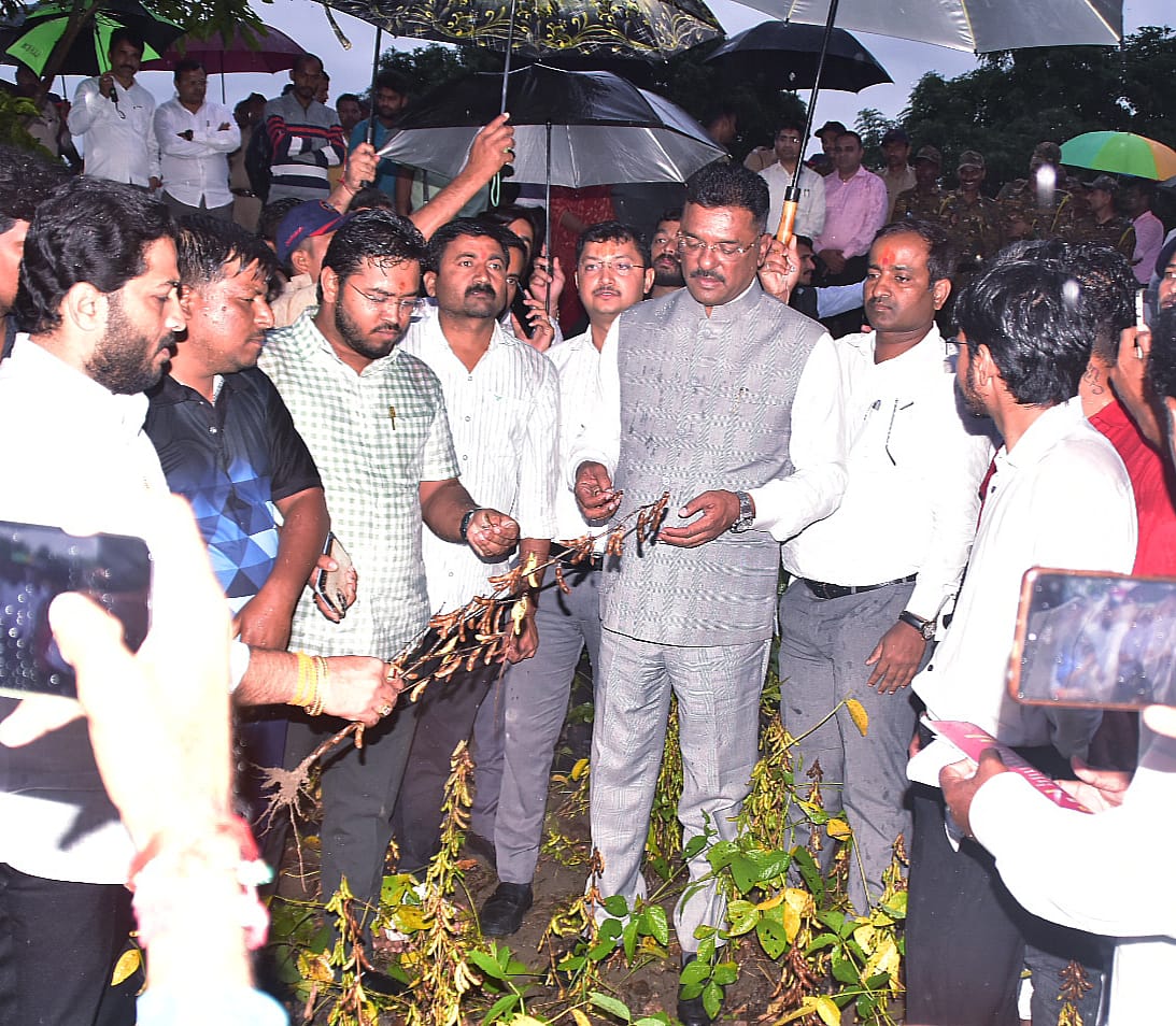 प्रत्येक नुकसानग्रस्त शेतकऱ्यांना मदत मिळणारच : पालकमंत्री प्रताप सरनाईकवडगाव (सिद्धेश्वर)येथे पिकांच्या नुकसानीची पाहणी