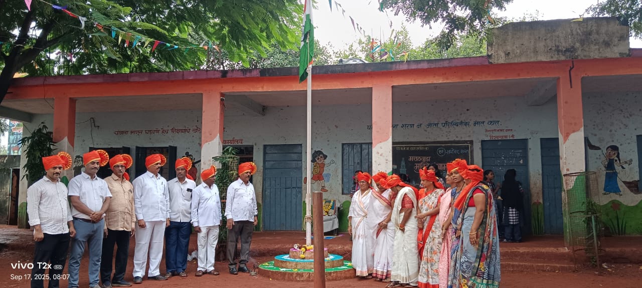 मराठवाडा मुक्ती दिनानिमित्त सारोळा बु शाळेत ध्वजारोहण व आदर्श शिक्षकांचा सत्कार समारंभ