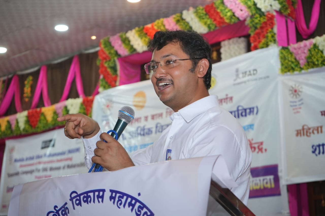 जिल्हा प्रशासन महिला बचत गटांना सहकार्य करणार जिल्हाधिकारी कीर्ती किरण पुजारमाविमच्या लोकसंचालित केंद्राची सभा व महिला मेळावा
