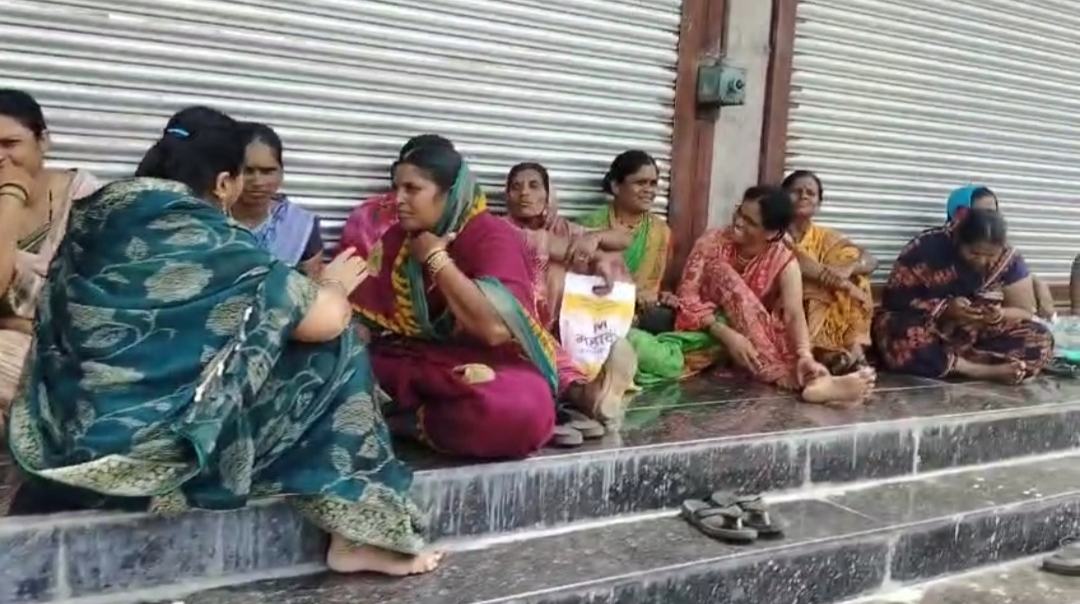 बांधकाम कामगार कार्यालयाचा गजब प्रकार — कामगारांना गृह उपयोगी साहित्यासाठी बोलावलं पण गोडाऊनच बंद!