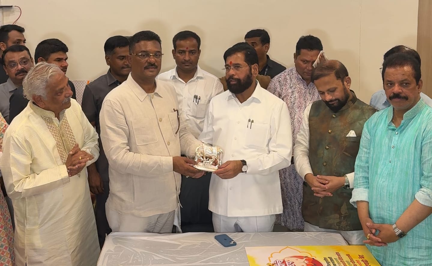 पालकमंत्री प्रताप सरनाईक यांच्याकडून नुकसानग्रस्त शेतकऱ्यांना १०१ गोधनांची दिवाळी भेट!